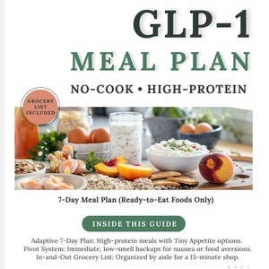 K&ouml;nnte beinhalten: Ein Kochbuchcover mit dem Titel "LAZY GLP-1 MEAL PLAN" in gr&uuml;ner und schwarzer Schrift. Das Cover zeigt ein Foto einer gesunden Mahlzeit mit Pfirsichen, Eiern und Haferflocken. Der Text enth&auml;lt "NO-COOK &bull; HIGH-PROTEIN" und "7-Day Meal Plan".