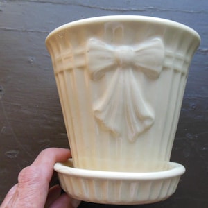 Vintage Shawnee White Bow Medium Sized Planter with Saucer, 1940s