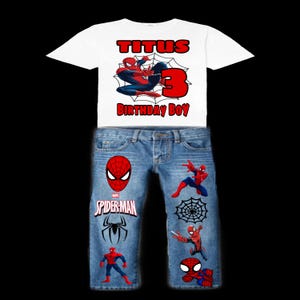Könnte beinhalten: Ein Set aus weißem T-Shirt und blauer Jeans mit Spider-Man-Motiven. Das Shirt trägt den Namen "TITUS", die Zahl "3" und "BIRTHDAY BOY" in Rot. Die Jeans zeigt verschiedene Spider-Man-Bilder und Logos.
