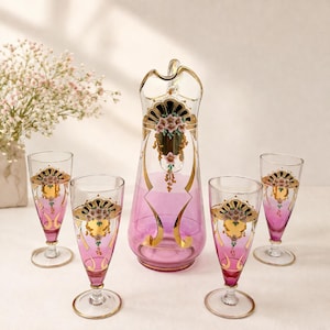 Juego de bebidas de vidrio estilo bohemio antiguo color arándano, 5 piezas / Esmalte y oro de alta calidad: jarra y 4 vasos con pie.