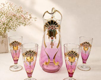 Juego de bebidas de vidrio estilo bohemio antiguo color arándano, 5 piezas / Esmalte y oro de alta calidad: jarra y 4 vasos con pie.
