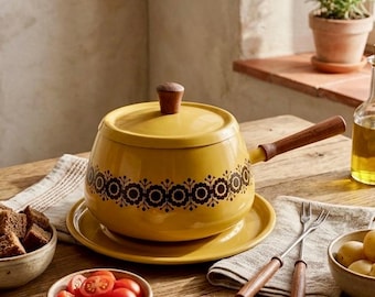 Olla para fondue vintage de esmalte amarillo de mediados de siglo con tapa y plato inferior. Utensilios de cocina retro.