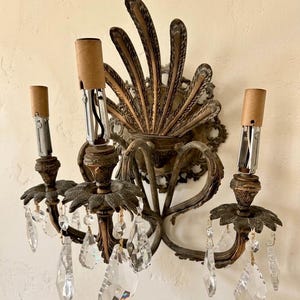 Aplique de pared estilo Hollywood Regency de 3 luces con candelabros – Metal fundido dorado ornamentado con cristales colgantes – Placa trasera con diseño de abanico de pavo real neoclásico