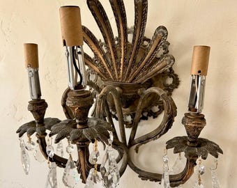 Aplique de pared estilo Hollywood Regency de 3 luces con candelabros – Metal fundido dorado ornamentado con cristales colgantes – Placa trasera con diseño de abanico de pavo real neoclásico