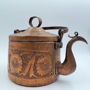 Antieke Ottomaanse handgehamerde koperen theepot – Midden-Oosterse vertinde koperen waterkoker met vogeltuit – sierlijke geëtste islamitische volkskunst – 7"