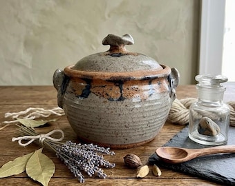 Vintage studioaardewerk pot met deksel – braadpan van gespikkeld steengoed met organische golvende handgrepen – ambachtelijke met de hand geworpen pot met deksel