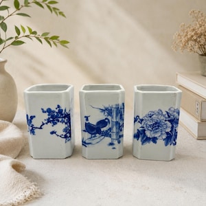 Set med 3 vintage blåvita porslinspenselkrukor, republikansk stil Chinoiserie-dekor