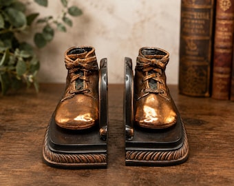 Vintage bronzen babyschoentjes als boekensteunen | Mid-century bronzen babykamer aandenken