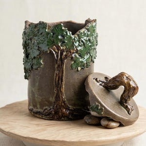 Puede incluir: Un juego de tres tazas de cerámica con un acabado mate moteado. Las tazas son de color crema, gris claro y gris oscuro. Cada taza tiene un diseño simple y minimalista.