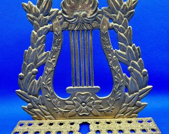 Adorno de latón antiguo con forma de lira para atril / Caballete de mesa grande y soporte para libros / Decoración neoclásica de latón estilo Regencia / 28 x 25 cm
