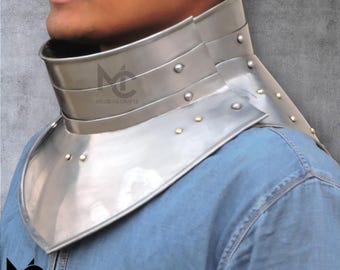 磨き上げられたスチール製の中世風ゴルゲット：調節可能なLARP用ネックアーマー