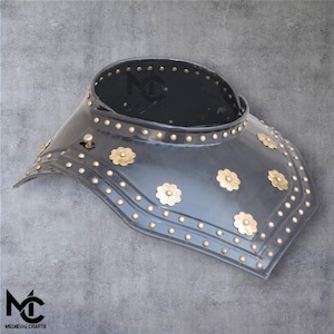 Gorgerin noir fait main de chevalier des Templiers - Collier d&#39;armure médiévale en acier 16 g avec rivets en laiton et verrou à pivot SCA, GN ou look usé