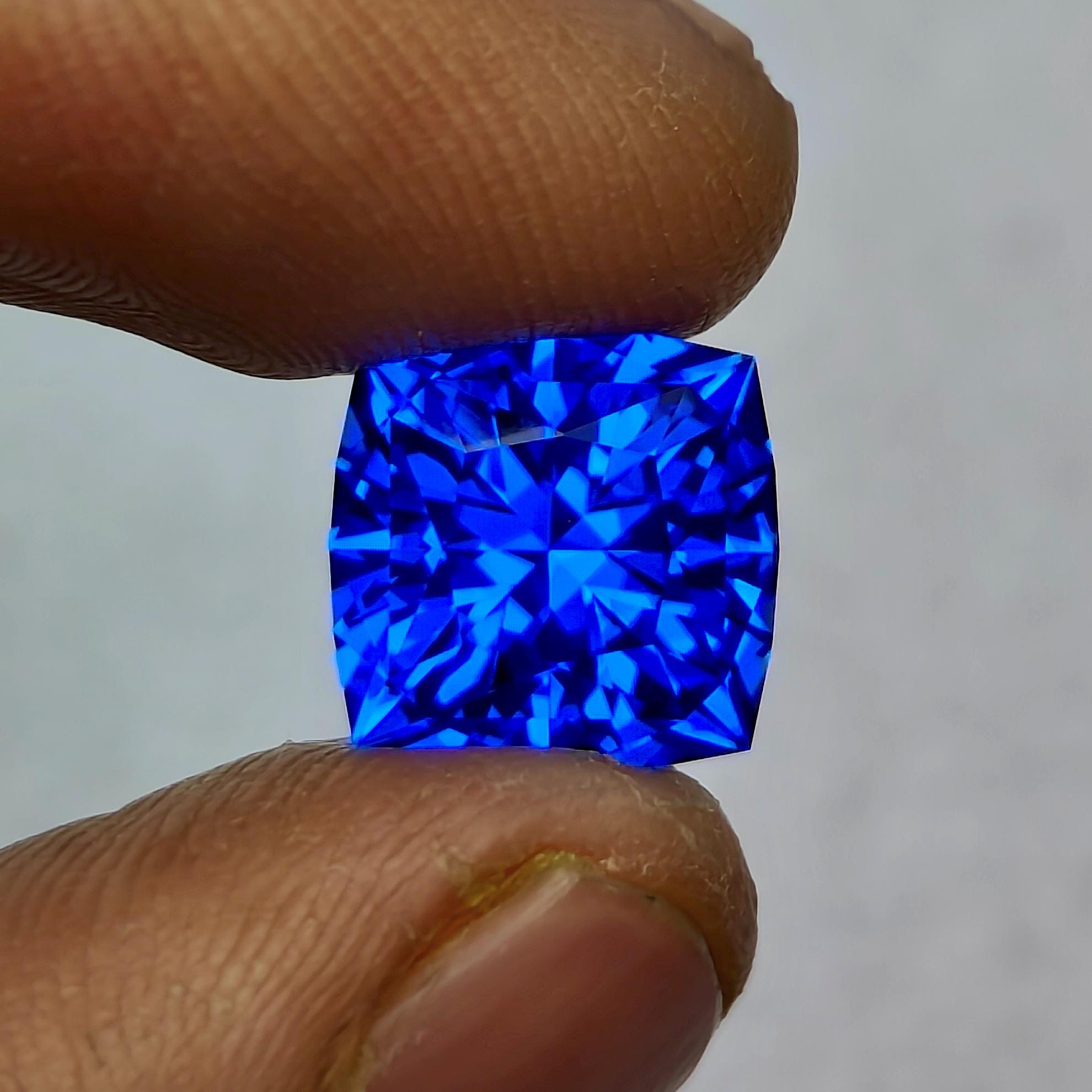 Spinelle Bleu Saphir Synthétique De Birmanie - 7,00 Carats - Forme Ovale, Clarté IF