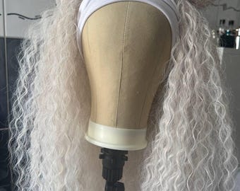 Perruque bouclée faite main en Kanekalon – Ariel Curls | Perruque blonde blanche volumineuse