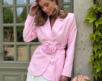 Blazer rosa, chaqueta floral, atuendo de despedida de soltera, invitada a boda, fiesta de cumpleaños, traje femenino con estilo.