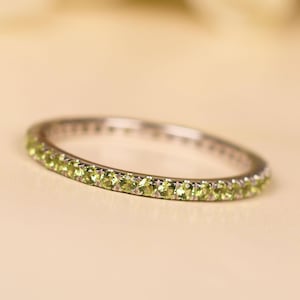 Green Peridot Infinity band - Anniversary Gifts For Her Women - Dainty Peridot Wedding Ring - August Birthstone Ring - Peridot Bridal Band