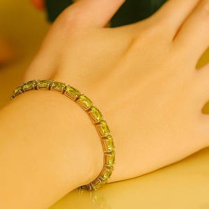 Pulsera de tenis de peridoto – Piedra preciosa verde natural ovalada de 6 x 4 mm – Piedra natal de agosto – Plata de ley/oro – Elegante pulsera de regalo