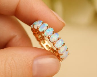 Anillo de ópalo en plata, delicado anillo de eternidad, piedra natal de octubre, regalo de aniversario.
