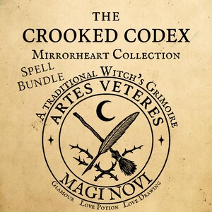 Op de afbeelding: Een vintage perkament met zwarte tekst en illustraties. De tekst luidt "The Crooked Codex" en "Mirrorheart Collection". Een cirkelvormig embleem toont een halve maan, een veer en een bezem. Extra tekst bevat "Spell Bundle" en "Artes Veteres Magi Novi."