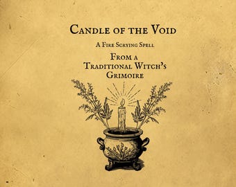 Może przedstawiać: Ilustracja świecy w kotle z gałązkami ziół, z tradycyjnego czarnego grimoire. Tekst brzmi "Candle of the Void, A Fire Scrying Spell". Tło ma fakturę podobną do pergaminu.