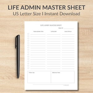 Puede incluir: Una hoja de cálculo Life Admin Master Sheet blanca con un bolígrafo negro sobre una superficie de madera clara. La hoja incluye secciones para tareas/elementos de administración, categorías y fechas de vencimiento. El texto "LIFE ADMIN MASTER SHEET" está en la parte superior.