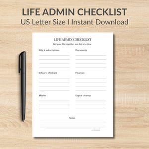 Könnte beinhalten: Eine weiße Checkliste im US-Letter-Format mit dem Titel "LIFE ADMIN CHECKLIST" und dem Text "Get your life together, one list at a time." Kategorien umfassen Rechnungen, Dokumente, Schule, Finanzen, Gesundheit und digitale Bereinigung. Ein schwarzer Stift liegt links.