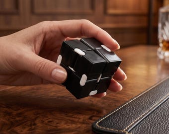 Infinity Cube Fidget Toy, Jouet de bureau sensoriel en plastique, Soulagement du stress, Aide à la mise au point pour le TDAH (4 cm)