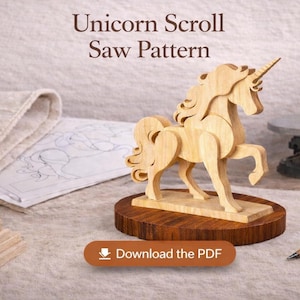 Pode incluir: Escultura de unicórnio em madeira castanha clara sobre uma base de madeira escura. A imagem inclui o texto "Unicorn Scroll Saw Pattern" e um botão "Download the PDF". A escultura tem uma crina e cauda detalhadas.