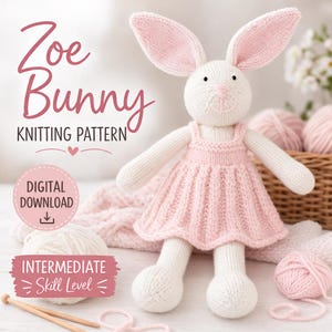 Puede incluir: Un conejo blanco tejido con un vestido rosa, orejas largas y una nariz rosa. La imagen incluye el texto "Zoe Bunny Knitting Pattern" y "Descarga digital". El nivel de habilidad es "Intermedio".