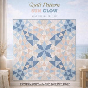 Può includere: Viene mostrato un modello di quilt intitolato "Sun Glow" nella "Gulf Breeze Edition". Il design del quilt presenta un motivo geometrico con triangoli nei toni del blu, pesca e beige, che formano forme a stella. Il testo "Pattern Only - Fabric Not Included" è in basso.