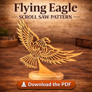 Puede incluir: Un patrón de sierra de calar de madera de un águila voladora. El águila está tallada en madera de color claro y se exhibe sobre una base de madera redonda. El texto "Flying Eagle - Scroll Saw Pattern" está en la parte superior de la imagen, con un botón "Download the PDF".