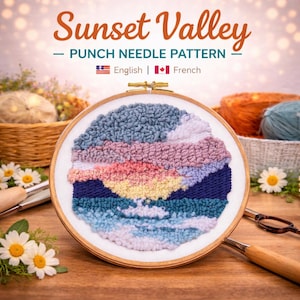 Op de afbeelding: Een punch needle patroon in een houten ring, met een zonsonderganglandschap. De tekst "Sunset Valley - PUNCH NEEDLE PATTERN" staat bovenaan. Het ontwerp bevat blauwe, roze, gele en witte garens. Met Engelse en Franse tekst.