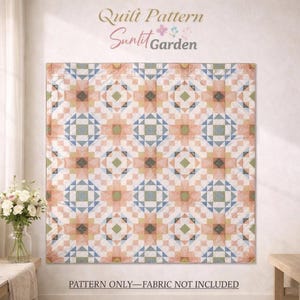 Peut inclure: Un patron de quilt intitulé "Sunlit Garden" est affiché sur un mur. Le quilt présente un motif géométrique avec des formes pêche, bleues, vertes et blanches. Le texte "Pattern Only - Fabric Not Included" est en bas.