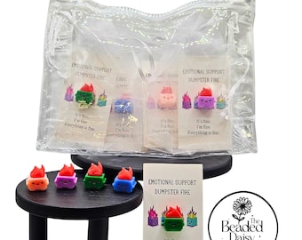 Paquete de 4 artículos de apoyo emocional con temática de contenedores de basura en llamas: regalo divertido para decorar el escritorio, con cordón y broche.