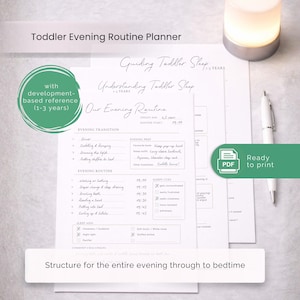 Könnte beinhalten: Ein weißer, bedruckter Planer mit dem Titel "Toddler Evening Routine Planner" und einem grünen Kreis mit der Aufschrift "with development-based reference (1-3 years)". Der Planer enthält Abschnitte für den Übergang am Abend, die Routine und Schlafhilfen. Ein Stift und eine kleine Lampe sind ebenfalls sichtbar.