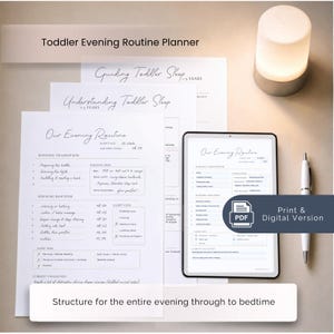 Könnte beinhalten: Ein Planer-Set für die Abendroutine von Kleinkindern, bestehend aus gedruckten Papierbögen und einem digitalen Tablet-Display. Die Dokumente enthalten Abschnitte mit den Titeln Guiding Toddler Sleep, Understanding Toddler Sleep und Our Evening Routine.