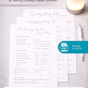 Könnte beinhalten: Mehrere druckbare Baby-Schlaf-Ratgeber mit handschriftlichem Text, darunter "Guiding Baby Sleep" und "Our Evening Routine." Ein Stift und eine kleine Lampe sind ebenfalls zu sehen. Der Text lautet "Evenings drag on... & falling asleep takes forever."