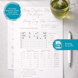 Könnte beinhalten: Ein druckbarer Baby-Schlaftracker mit türkisfarbenem Akzent. Der Tracker enthält Schlaf- und Wachfenster, Beobachtungen und Entwicklungssignale. Eine Tasse Tee und ein Stift sind ebenfalls im Bild. Der Text lautet "Tricky Daytime Sleep? Clarity instead of guesswork."