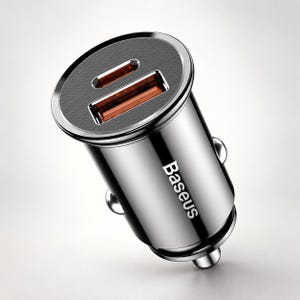 Può includere: Un caricabatterie per auto color argento metallizzato con corpo cilindrico e il marchio Baseus stampato sul lato. La superficie superiore è grigio scuro con un motivo testurizzato, dotata di una porta USB-C e una porta USB-A color arancione.