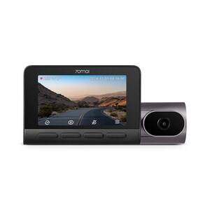 Puede incluir: Una dashcam 70mai negra con una pantalla rectangular que muestra un paisaje de carretera, el texto 70mai y la fecha 2024-11-01 08:16:00. El dispositivo incluye cuatro botones físicos debajo de la pantalla y una lente circular a la derecha.