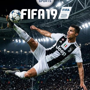 Może przedstawiać: Okładka gry wideo przedstawiająca piłkarza w czarno-białej koszulce Juventusu wykonującego przewrotkę z piłką. Tekst głosi EA SPORTS, FIFA 19 oraz FIFA OFFICIAL LICENSED PRODUCT na tle stadionu piłkarskiego.
