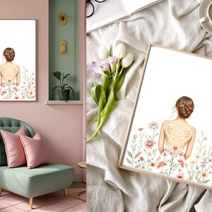 Pode incluir: Duas impressões de arte emolduradas com uma mulher vista por trás com um desenho floral no vestido e nas costas. As impressões estão numa sala com uma cadeira verde, almofadas cor-de-rosa e uma pequena mesa lateral. Uma impressão está numa cama com flores.