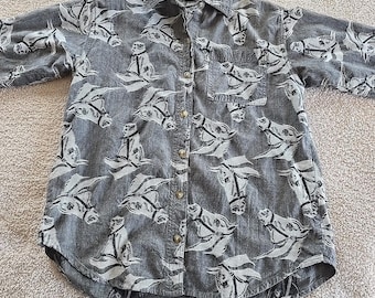 Camisa vintage Keren Hart con cuello y botones, estampado integral de cabeza de caballo, color gris, talla M.