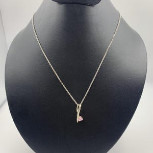 Collar con colgante de corazón rosa y circonita cúbica en plata de ley: regalo de joyería minimalista