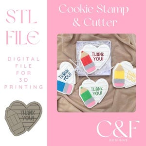 Könnte beinhalten: Herzförmige Kekse mit Bleistiftmotiven und dem Text "THANK YOU!". Das Bild zeigt auch einen Ausstecher und den Text "Cookie Stamp & Cutter". Die Wörter "STL FILE" und "DIGITAL FILE FOR 3D PRINTING" sind ebenfalls sichtbar.