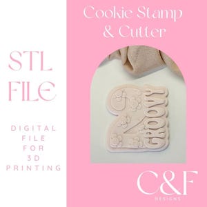 Può includere: Un timbro e taglia biscotti beige chiaro con il numero "2" e la parola "GROOVY". Il numero "2" è decorato con piccoli disegni floreali. L'immagine include anche il testo "STL FILE", "DIGITAL FILE FOR 3D PRINTING", "Cookie Stamp & Cutter" e il logo "C&F DESIGNS".