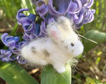 Small needlefelted bunny rabbit, figurine