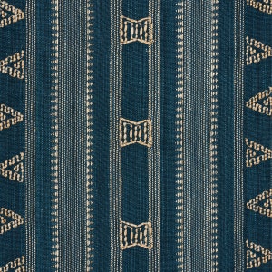 Puede incluir: Tela azul verdosa con un patr&oacute;n tejido de formas geom&eacute;tricas blancas y beige. El patr&oacute;n incluye filas de tri&aacute;ngulos peque&ntilde;os, filas de cuadrados peque&ntilde;os y filas de figuras m&aacute;s grandes en forma de lazo.