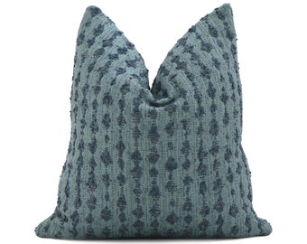 Funda de almohada Kelly Wearstler Serai Bouclé azul cielo con cremallera, funda de cojín rectangular con textura y diseño europeo, tela de diseño