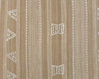 Muestra de tela Schumacher Nima bordada color tostado / 4x4".